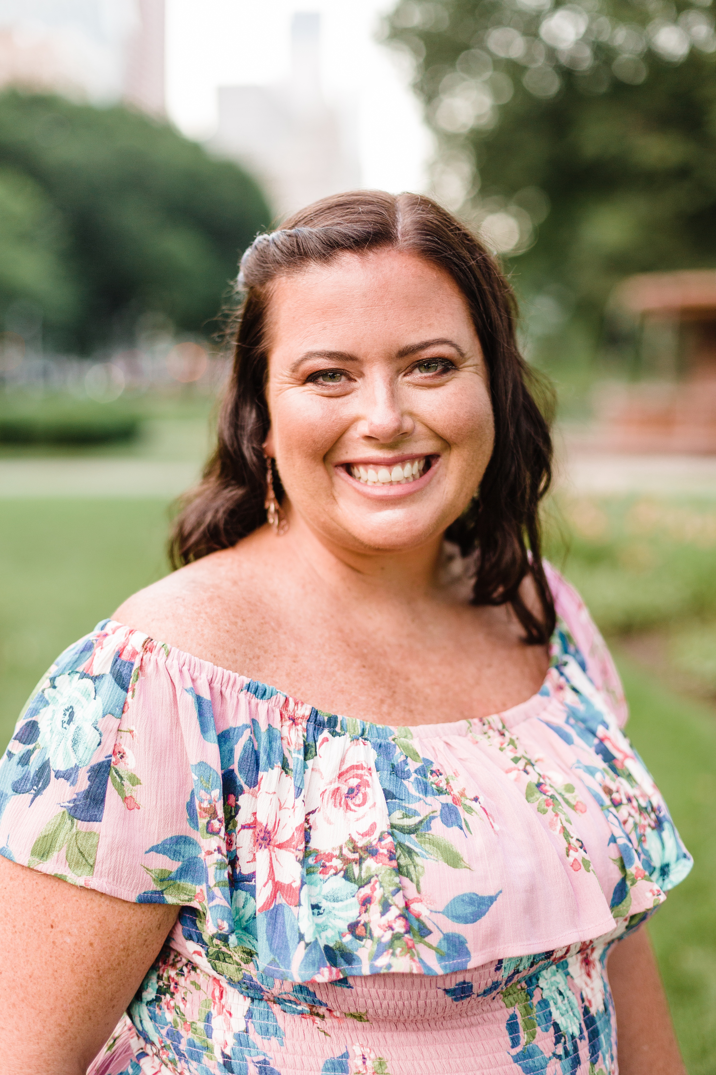 Summer Grant Park Engagement Photos_0005.jpg Portrait
